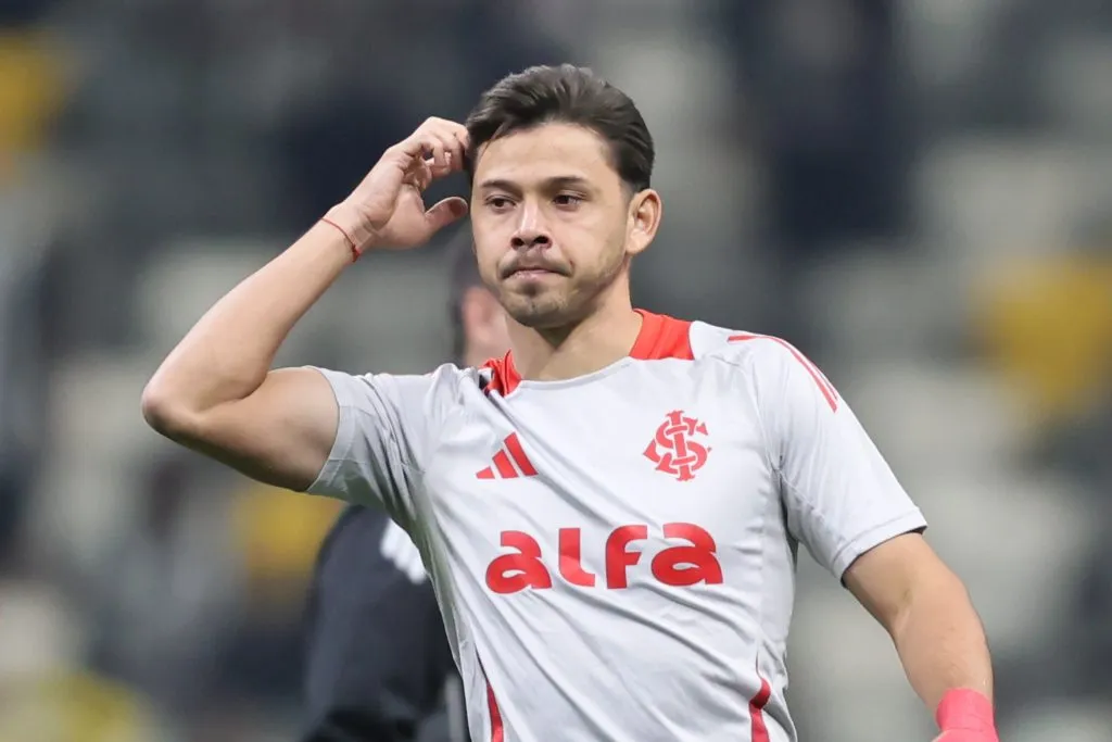 MG – BELO HORIZONTE – 12/06/2025 – BRASILEIRO A 2025, ATLETICO-MG X INTERNACIONAL – Oscar Romero jogador do Internacional durante aquecimento antes da partida contra o Atletico-MG no estadio Arena MRV pelo campeonato Brasileiro A 2025. Foto: Gilson Lobo/AGIF