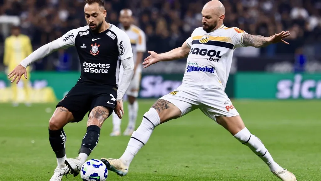 Maycon disputando lance. Foto: Marcello Zambrana/AGIF