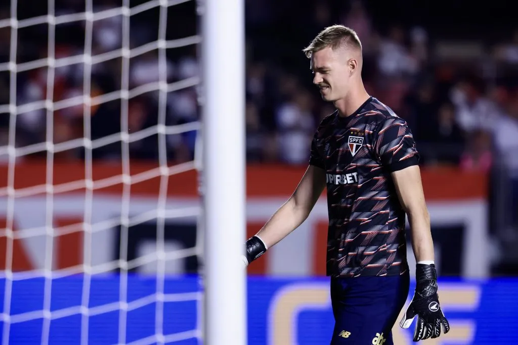 Young  goleiro do Sao Paulo durante aquecimento antes da partida contra o Bragantino no estadio Morumbi pelo campeonato Brasileiro A 2024. Foto: Marcello Zambrana/AGIF
