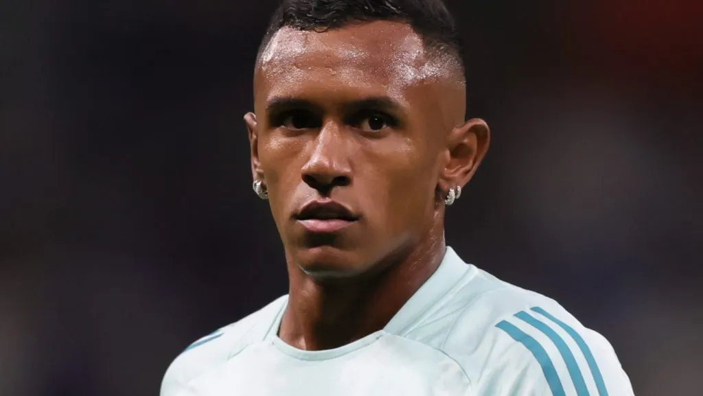 Marquinhos durante aquecimento. Foto: Gilson Lobo/AGIF