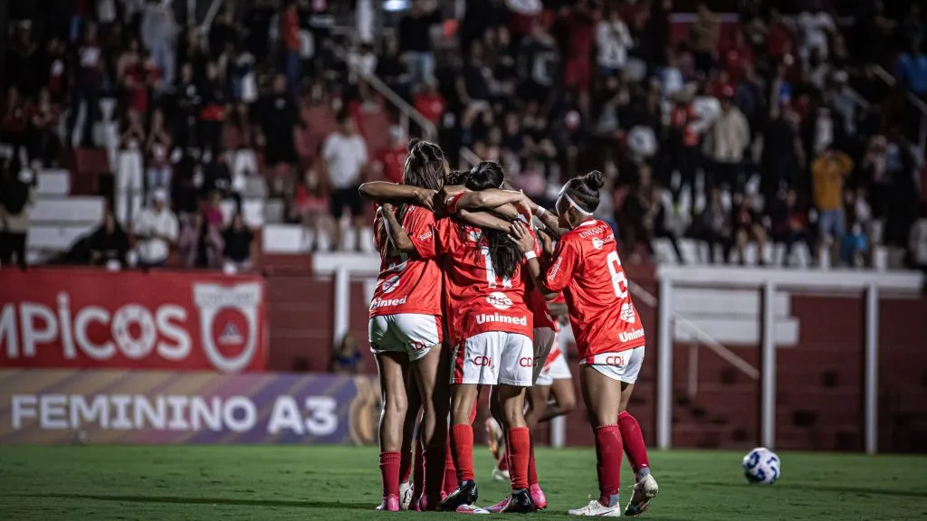 Jogadoras do Atlético Piauiense e Vila Nova em campo