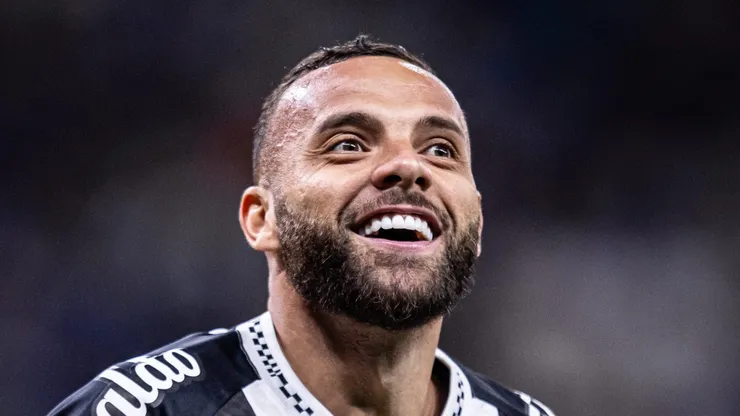 Guilherme comemorando tento diante da Raposa