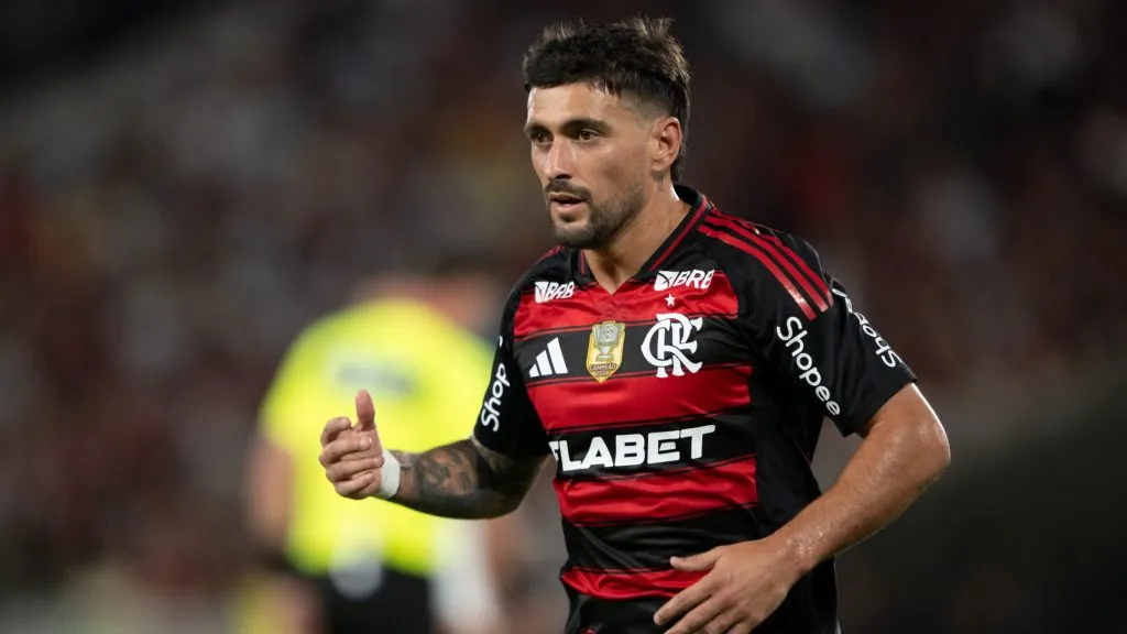 Arrascaeta jogador do Flamengo durante partida contra o Atletico-MG no estadio Maracana pelo campeonato Brasileiro A 2025. Foto: Jorge Rodrigues/AGIF