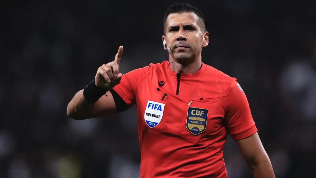 Bruno Arleu de Araújo coleciona erros de arbitragem - Foto: Ettore Chiereguini/AGIF.