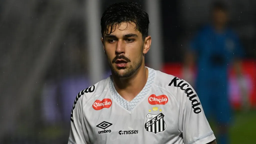 João Basso irá desfalcar o Santos contra o Vasco – Foto: Jota Erre/AGIF