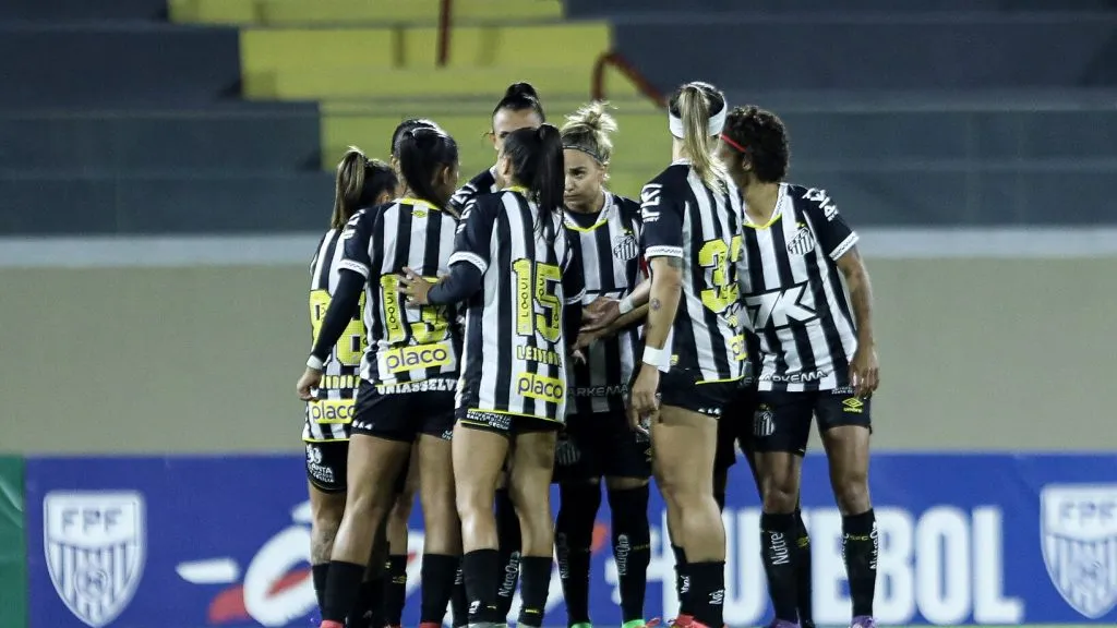 Elenco feminino do Santos em campo
