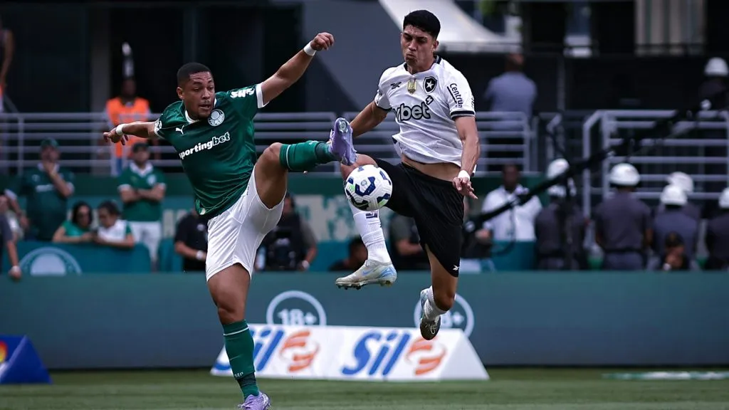 Vitor Roque jogador do Palmeiras durante partida contra o Botafogo no estadio Arena Allianz Parque pelo campeonato Brasileiro A 2025. Foto: Fabio Giannelli/AGIF