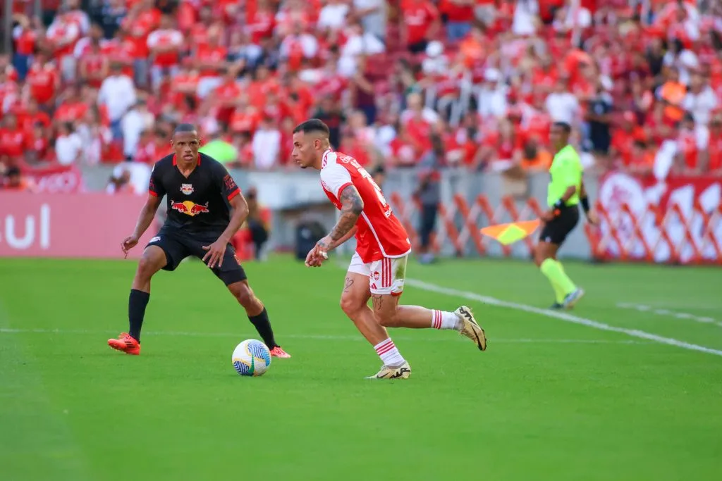 RS – PORTO ALEGRE – 24/11/2024 – BRASILEIRO A 2024, INTERNACIONAL X BRAGANTINO – Bruno Gomes jogador do Internacional durante partida contra o Bragantino no estadio Beira-Rio pelo campeonato Brasileiro A 2024. Foto: Luis Felipe Amorin/AGIF