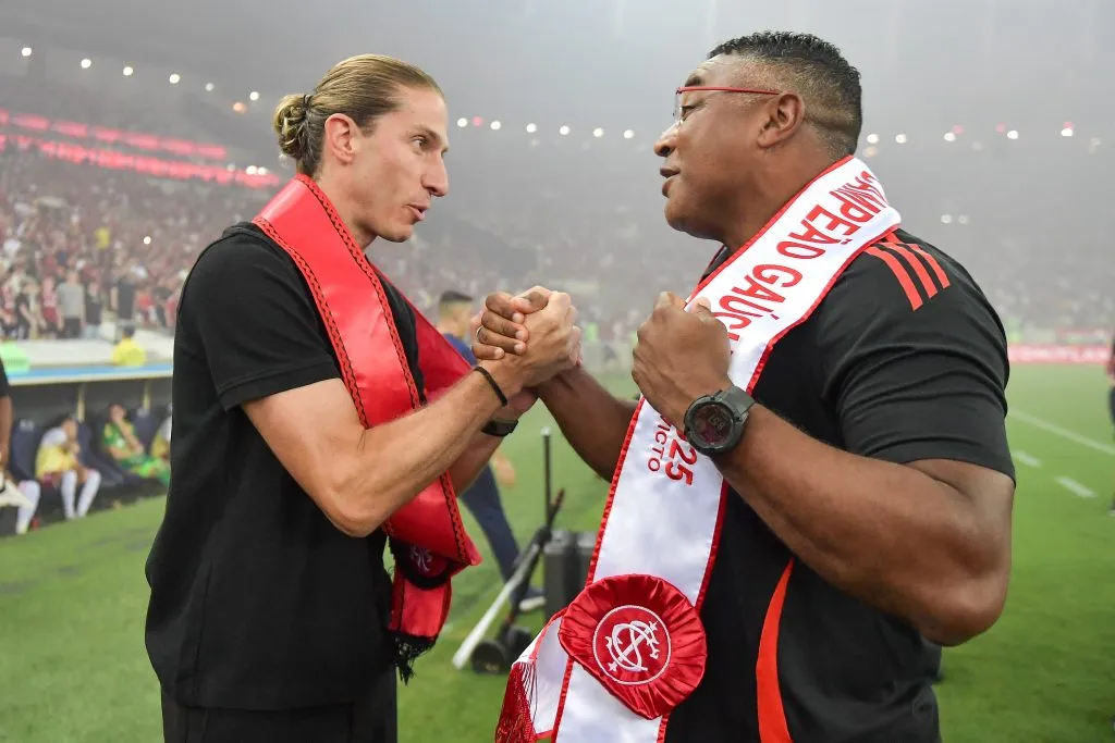 Filipe Luís técnico do Flamengo e Roger Machado, Técnico do Internacional , trocam faixas de campeões estaduais antes da partida entre Flamengo e Internacional – Foto: Thiago Ribeiro/AGIF