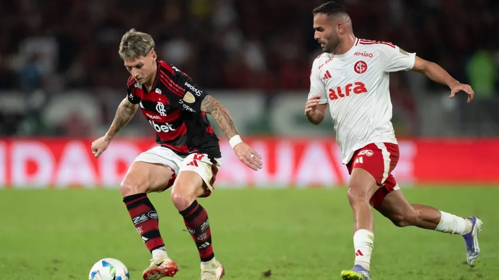 Varela jogador do Flamengo disputa lance com Thiago Maia jogador do Internacional – Foto: Jorge Rodrigues/AGIF
