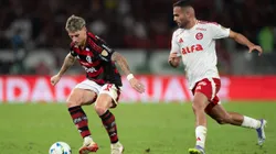 Varela jogador do Flamengo disputa lance com Thiago Maia jogador do Internacional - Foto: Jorge Rodrigues/AGIF