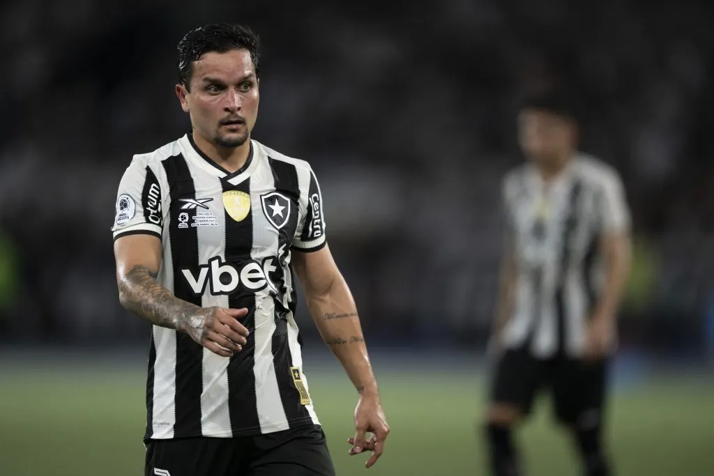 RJ – RIO DE JANEIRO – 27/02/2025 – RECOPA SUL-AMERICANA 2025, BOTAFOGO X RACING – Artur jogador do Botafogo durante partida contra o Racing no estadio Engenhao pelo campeonato Recopa Sul-americana 2025. Foto: Jorge Rodrigues/AGIF