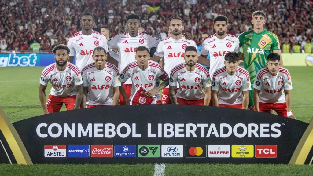 Jogadores do Internacional posam para foto antes na partida contra Flamengo no estadio Maracana pelo campeonato Copa Libertadores 2025. Foto: Lucas Gabriel Cardoso/AGIF