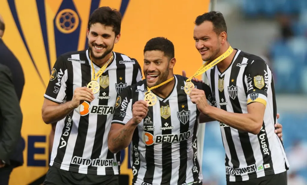 Igor Rabello e companheiros de elenco do Galo comemoram titulo apos partida contra o Flamengo na Arena Pantanal pela decisão do campeonato SuperCopa do Brasil 2022. Foto: Gil Gomes/AGIF