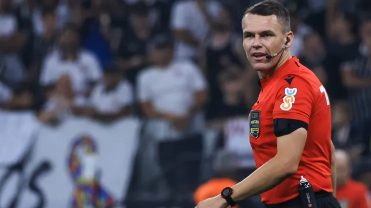 O arbitro Paulo Cesar Zanovelli da Silva durante partida entre Corinthians e Bahia Foto: Marcello Zambrana/AGIF
