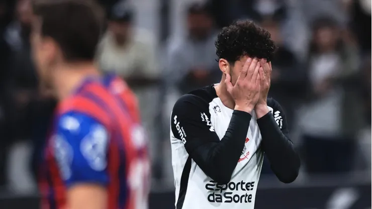 Gustavo Henrique lamentando chance perdida durante partida na Neo Química Arena, pelo Brasileirão.