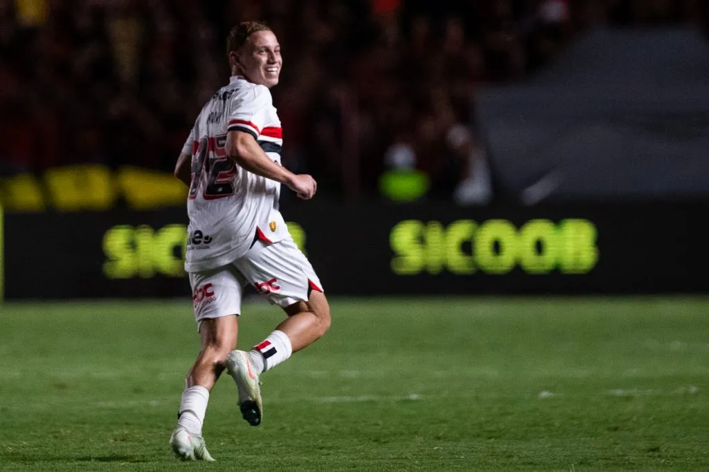 Maik jogador do Sao Paulo comemora seu gol durante partida contra o Sport no estadio Ilha do Retiro pelo campeonato Brasileiro A 2025. Foto: Rafael Vieira/AGIF