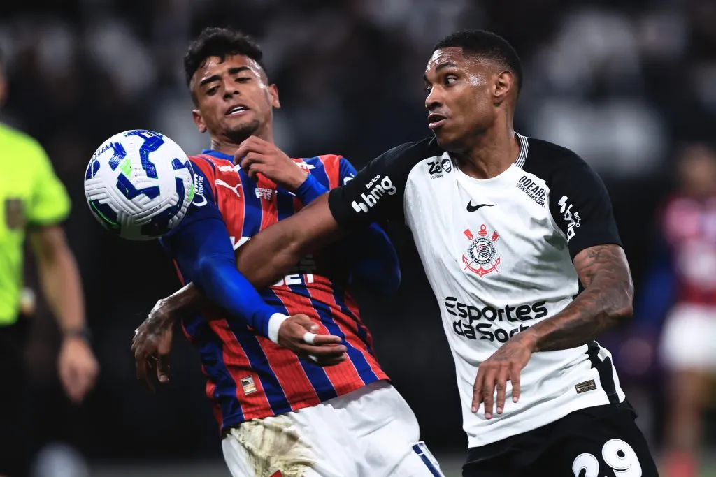 SP – SAO PAULO – 16/08/2025 – BRASILEIRO A 2025, CORINTHIANS X BAHIA – Vitinho jogador do Corinthians disputa lance com Luciano Rodriguez jogador do Bahia durante partida no estadio Arena Corinthians pelo campeonato Brasileiro A 2025. Foto: Ettore Chiereguini/AGIF