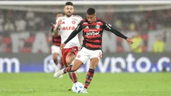 Internacional x Flamengo se enfrentam pelo Brasileirão. Foto: Thiago Ribeiro/AGIF