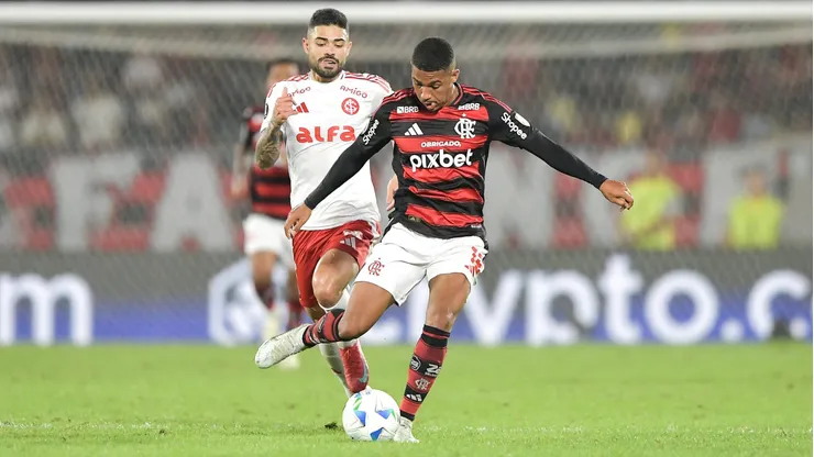 Internacional x Flamengo se enfrentam pelo Brasileirão. Foto: Thiago Ribeiro/AGIF