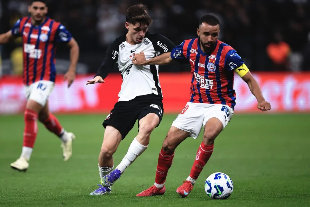 SP – SAO PAULO – 16/08/2025 – BRASILEIRO A 2025, CORINTHIANS X BAHIA – Breno Bidon jogador do Corinthians disputa lance com Caio Alexandre jogador do Bahia durante partida no estadio Arena Corinthians pelo campeonato Brasileiro A 2025. Foto: Ettore Chiereguini/AGIF