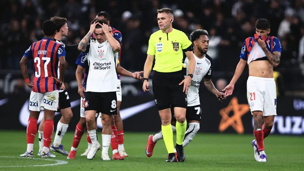 O arbitro Paulo Cesar Zanoveli da Silva durante partida entre Corinthians e Bahia no estadio Arena Corinthians pelo campeonato Brasileiro A 2025. Foto: Ettore Chiereguini/AGIF
