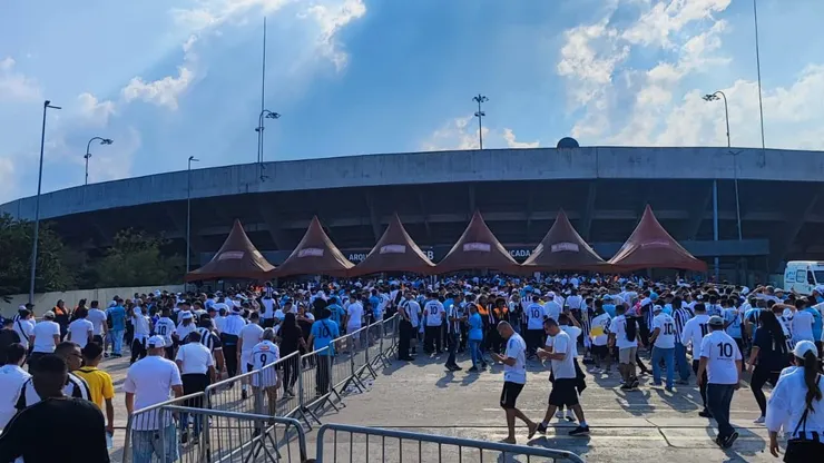 Torcida do Santos chegando no Morumbis. Foto: Roberto Carlos Habermann