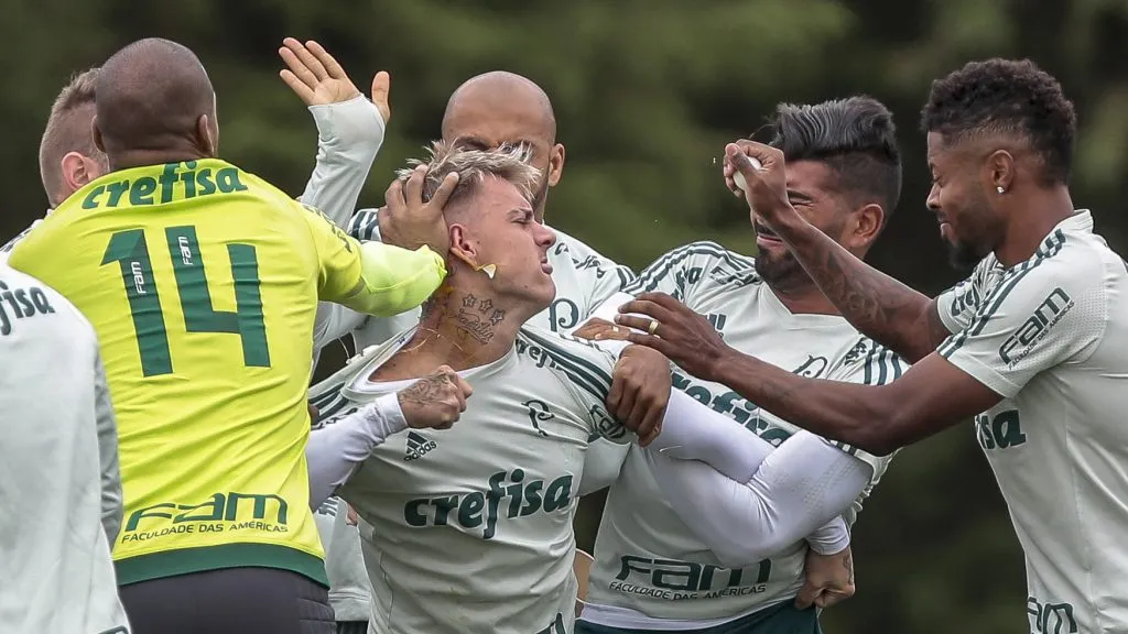 Róger Guedes em confusão com elenco. Foto: Ale Cabral/AGIF