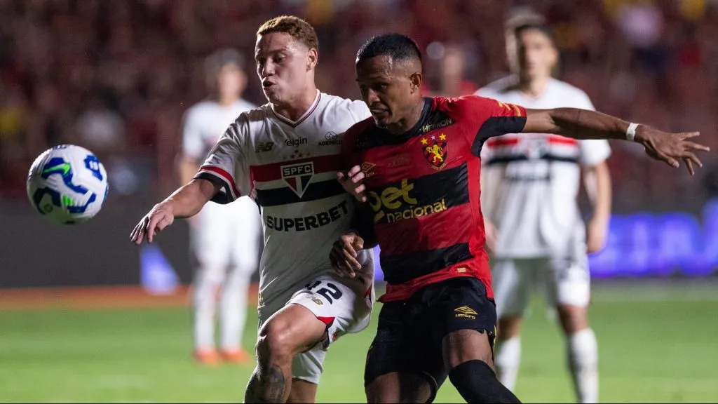 Leo Pereira jogador do Sport disputa lance com Maik jogador do Sao Paulo durante partida no estadio Ilha do Retiro pelo campeonato Brasileiro A 2025. Foto: Rafael Vieira/AGIF