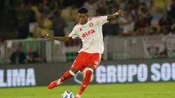 Vitão, zagueiro do Inter em partida pelo campeonato brasileiro