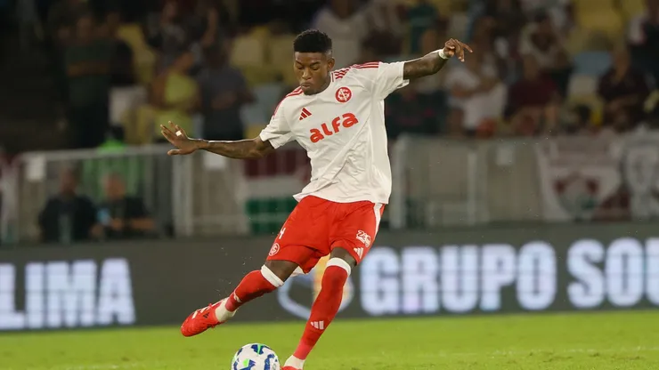 Vitão, zagueiro do Inter em partida pelo campeonato brasileiro