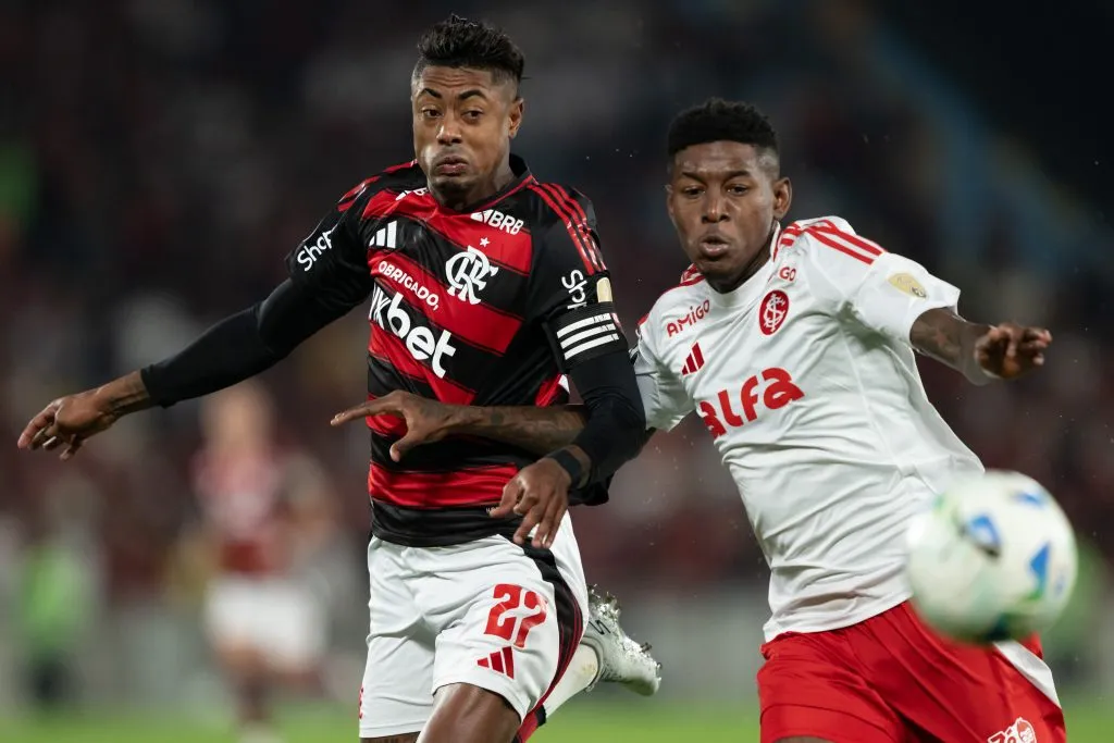 Bruno Henrique jogador do Flamengo disputa lance com Vitao jogador do Internacional – Foto: Jorge Rodrigues/AGIF