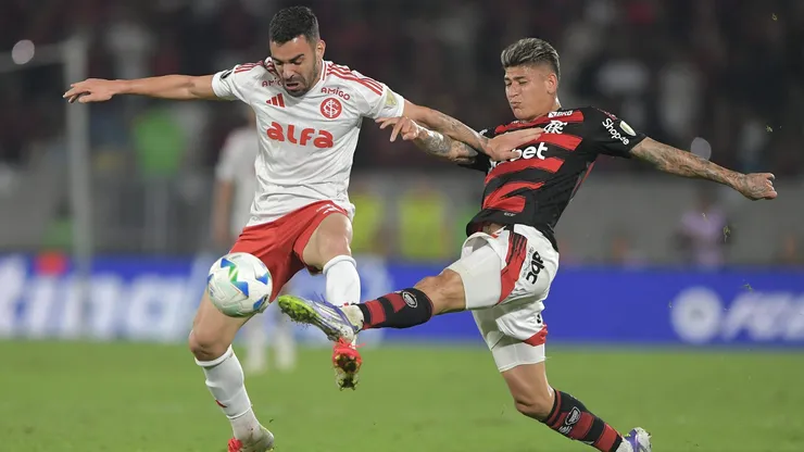 Carrascal jogador do Flamengo disputa lance com Bruno Henrique jogador do Internacional - Foto: Thiago Ribeiro/AGIF