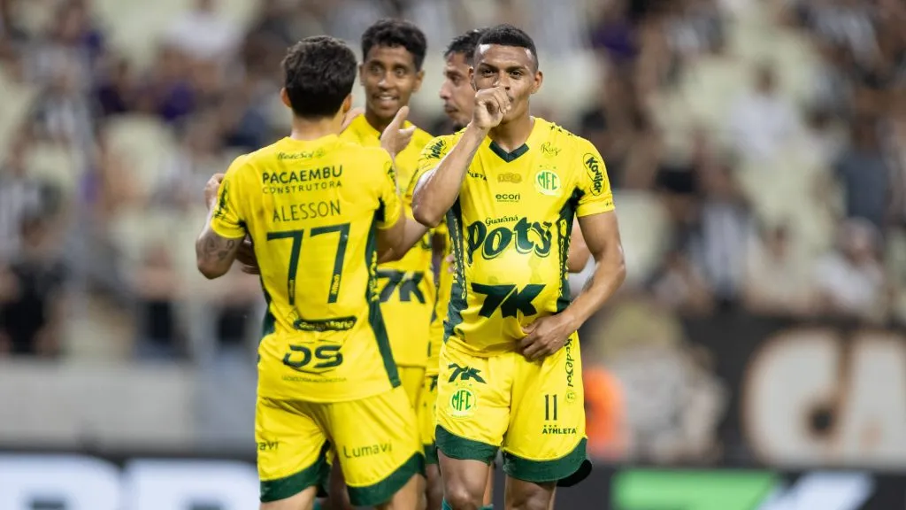 Atletas do Mirassol celebram tento anotado. Foto: Baggio Rodrigues/AGIF.