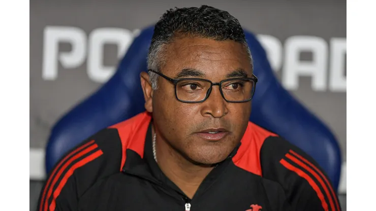 RJ - RIO DE JANEIRO - 13/08/2025 - COPA LIBERTADORES 2025, FLAMENGO X INTERNACIONAL - Roger Machado tecnico do Internacional durante partida contra o Flamengo no estadio Maracana pelo campeonato Copa Libertadores 2025. Foto: Thiago Ribeiro/AGIF