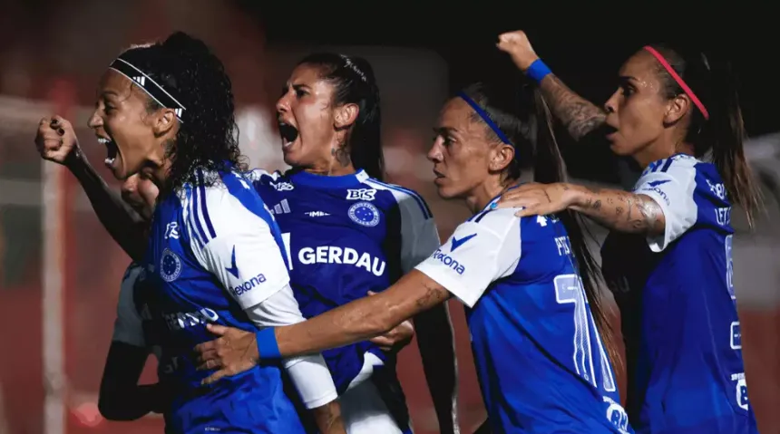Jogadoras do Cabuloso comemoram vitória em campo. (Foto: Gustavo Martins/Cruzeiro)