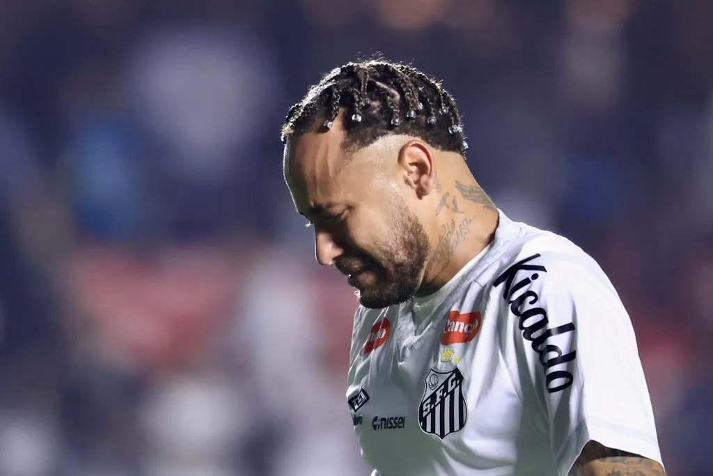 Neymar está longe de apresentar o futebol que a torcida esperava. Foto: Marcello Zambrana/AGIF