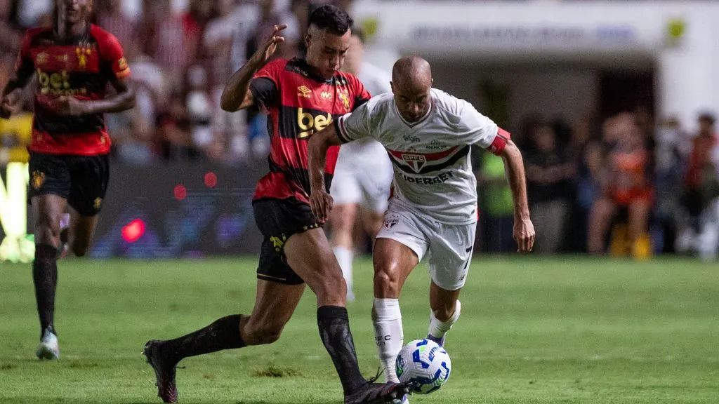 Rivera jogador do Sport disputa lance com Lucas jogador do Sao Paulo durante partida no estadio Ilha do Retiro pelo campeonato Brasileiro A 2025. Foto: Rafael Vieira/AGIF