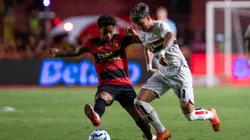 Ze Lucas jogador do Sport disputa lance com Ferreirinha jogador do Sao Paulo durante partida no estadio Ilha do Retiro pelo campeonato Brasileiro A 2025. Foto: Rafael Vieira/AGIF