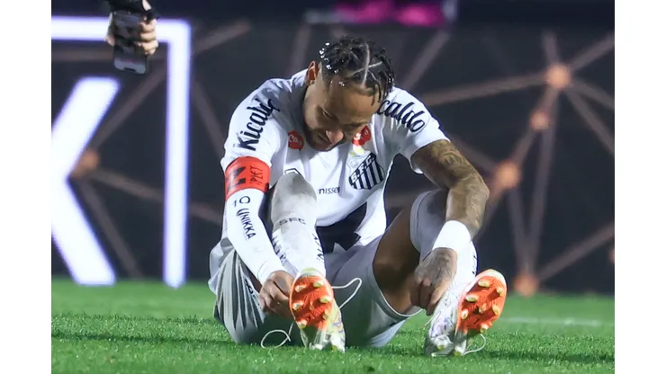 Neymar chorou após o vexame do Santos.