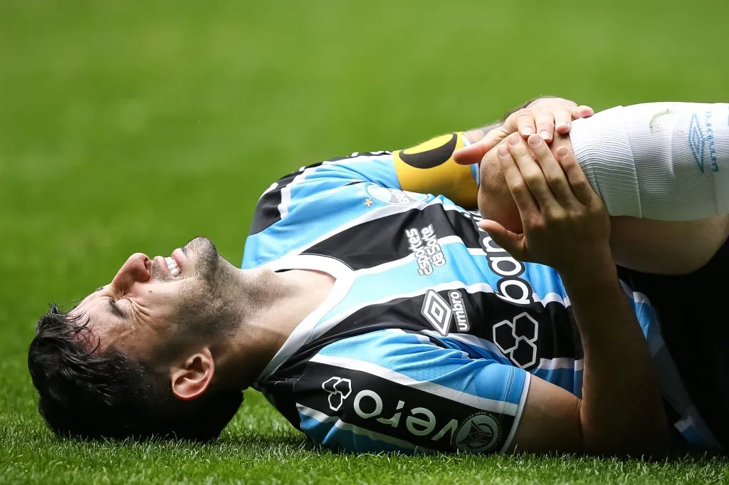 Villasanti acabou tendo uma lesão grave no joelho esquerdo contra o Galo. Foto: Pedro H. Tesch/Getty Images.