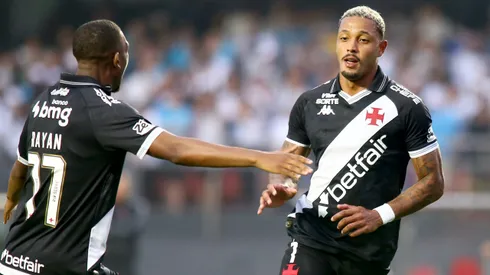 Rayan, jogador do Vasco comemora seu gol durante partida contra o Santos no estadio Morumbi pelo campeonato Brasileiro A 2025.