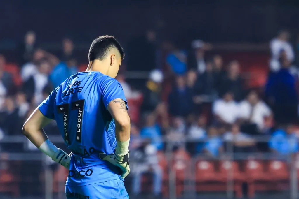 Gabriel Brazão ficou inconsolável após goleada de 6 a 0 do Vasco sobre o Santos. Foto: Marcello Zambrana/AGIF