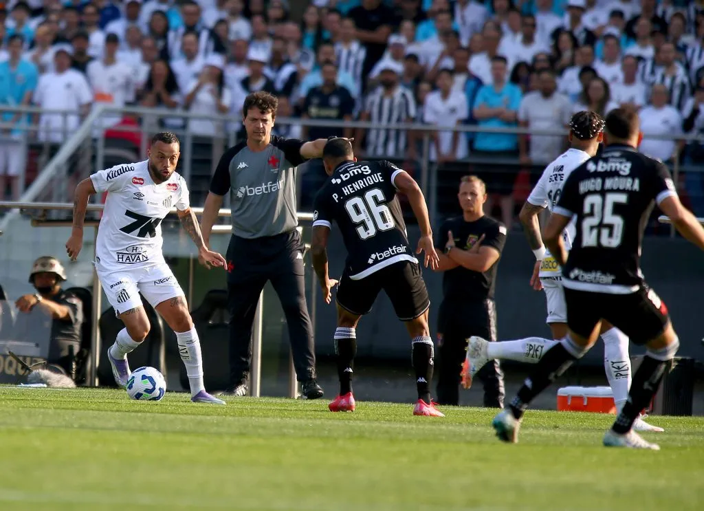 Diniz dá instruções para os jogadores do Vasco durante partida contra o Santos no estadio Morumbi pelo campeonato Brasileiro A 2025. Foto: Mauricio De Souza/AGIF