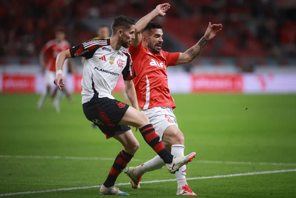 Bruno Henrique, jogador do Internacional disputa lance com Jorginho jogador do Flamengo durante partida no estadio Beira-Rio pelo campeonato Brasileiro A 2025. Foto: Maxi Franzoi/AGIF