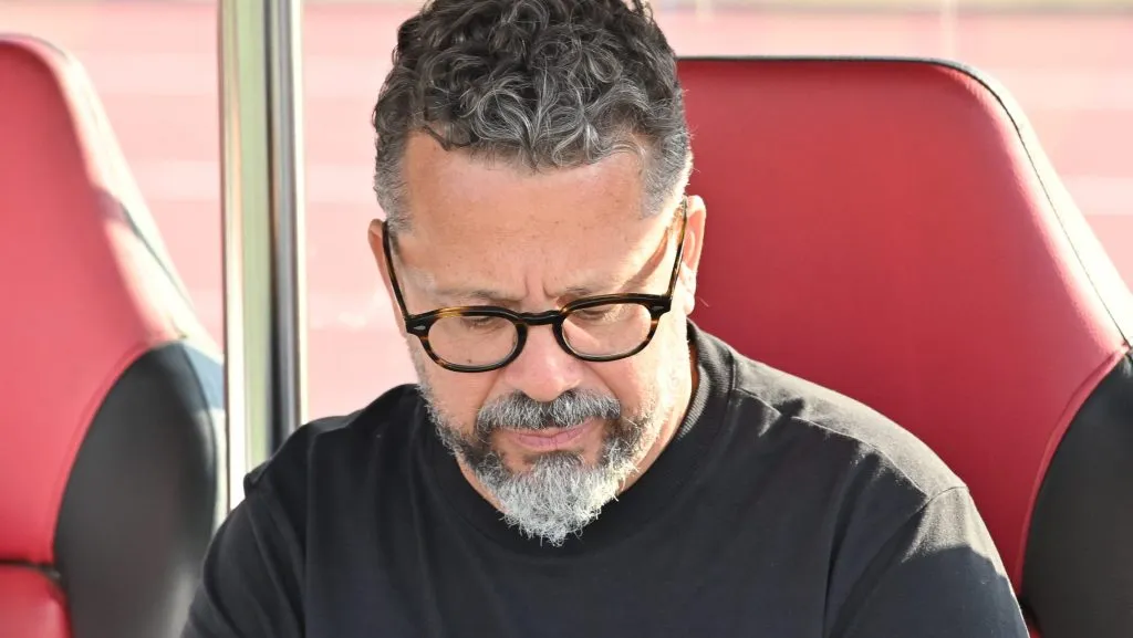 Cléber Xavier cabisbaixo. Foto: Jota Erre/AGIF