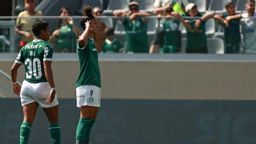 Jogadoras do Palmeiras celebram gol com Amanda Gutierres