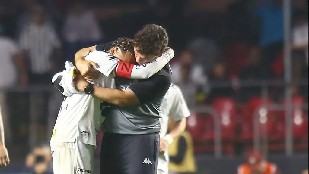 Neymar precisou ser consolado pelo técnico rival após goleada sofrida –  Foto: Mauricio De Souza/AGIF