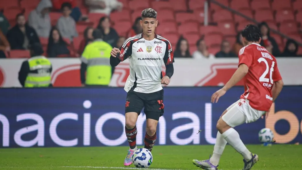 Carrascal e Bernabei durante duelo entre Inter x Flamengo Foto: Maxi Franzoi/AGIF