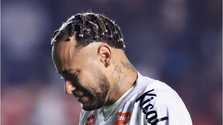 SP - SAO PAULO - 17/08/2025 - BRASILEIRO A 2025, SANTOS X VASCO - Neymar jogador do Santos chora apos a partida contra o Vasco no estadio Morumbi pelo campeonato Brasileiro A 2025.